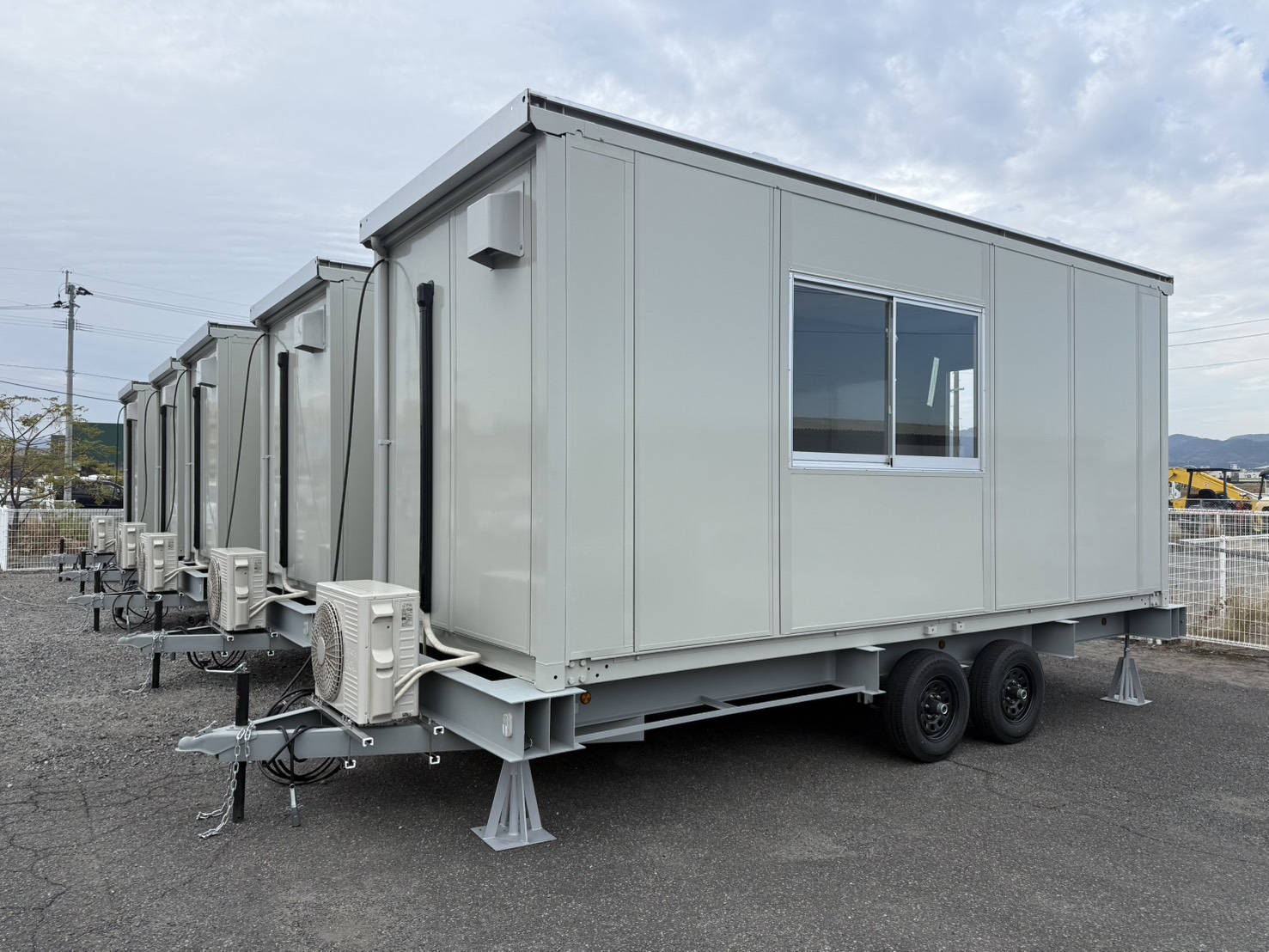 車庫の隣に設置した営業所用トレーラーハウス